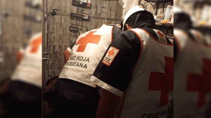Hombre encuentra a su nieta colgando de la regadera