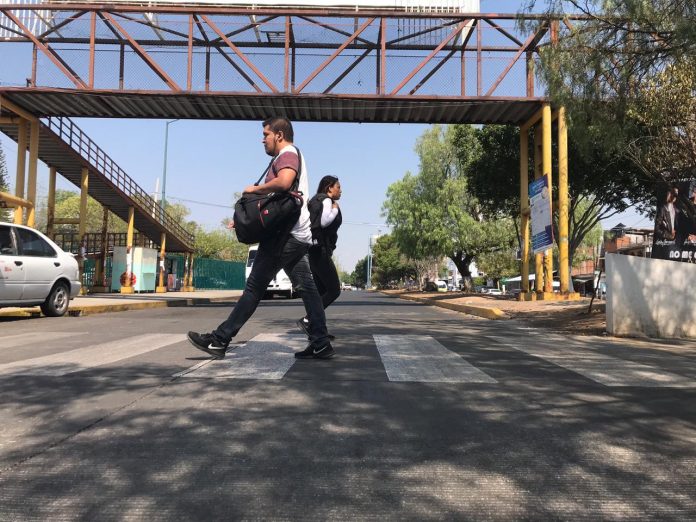 Estudiantes en contra de la remoción de puente peatonal en CU