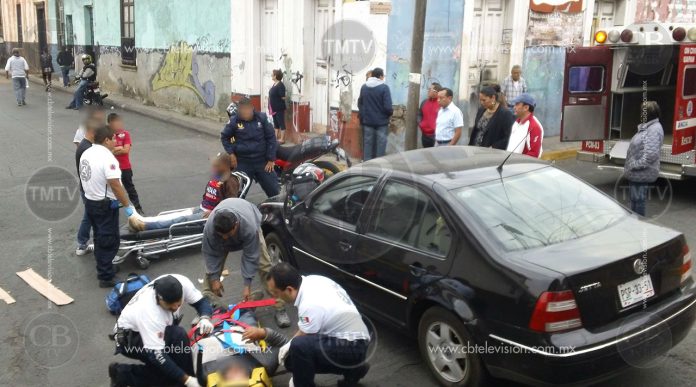 Dos motociclistas resultan lesionados por mujer que se pasó el alto en Uruapan