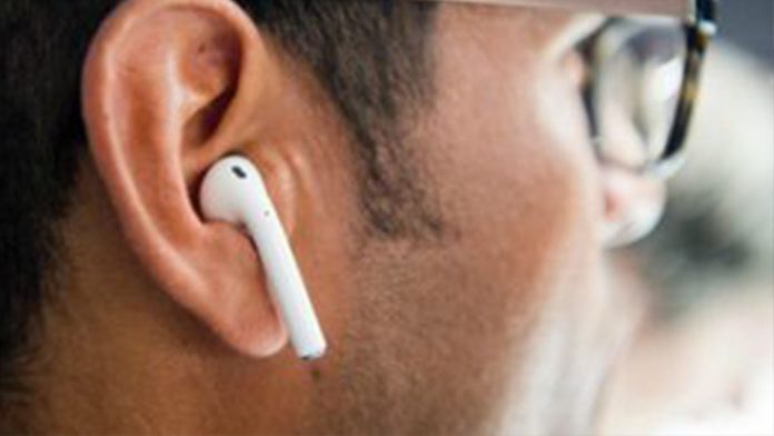 Hombre se traga audífono y escucha música desde su estomago