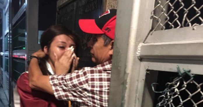 Video: Graduada en EU cruza la frontera vestida con toga para abrazar a su papá que fue deportado
