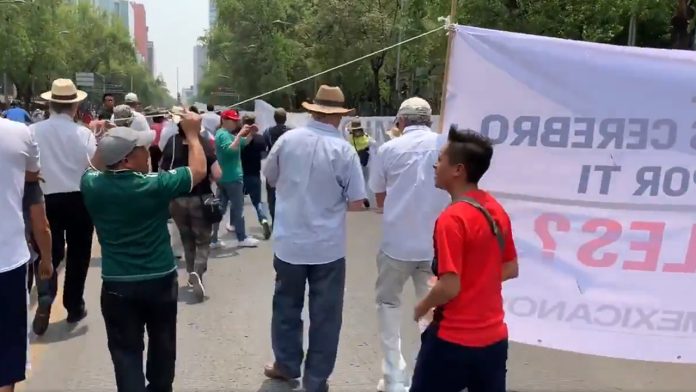 Asistentes a la marcha en contra de AMLO usaron empleados para cargar las mantas