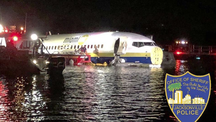 Avión con 143 personas cae a un río en Florida