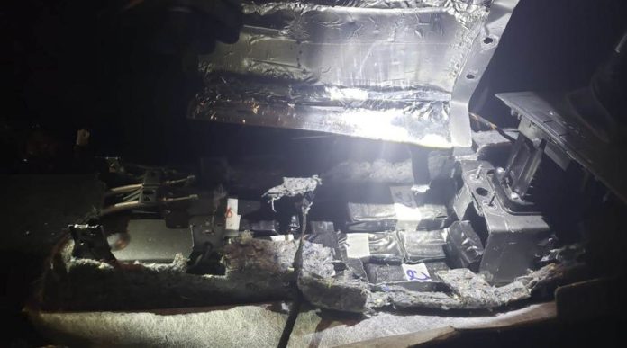 Encuentran 110 mil dólares ocultos en el área del motor de un auto en Nuevo León