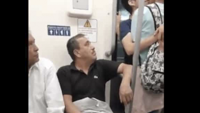 VIDEO: Beso de pareja gay molesta a señor homofóbico; pero no los dejaba de ver