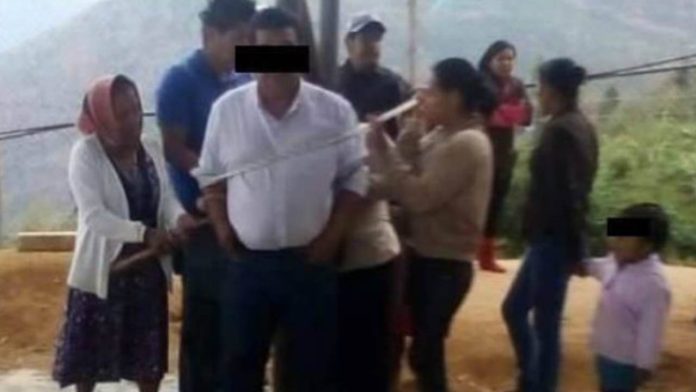 Por incumplido retienen y amarran a presidente municipal en Chiapas