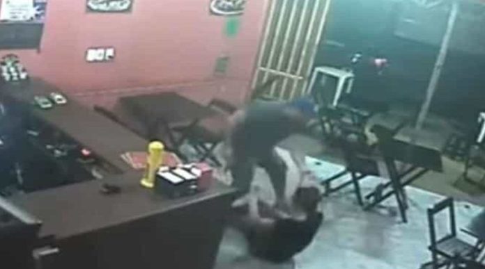 Video: Policía golpea y jala de los cabellos a una mujer por no darle la salsa que quería
