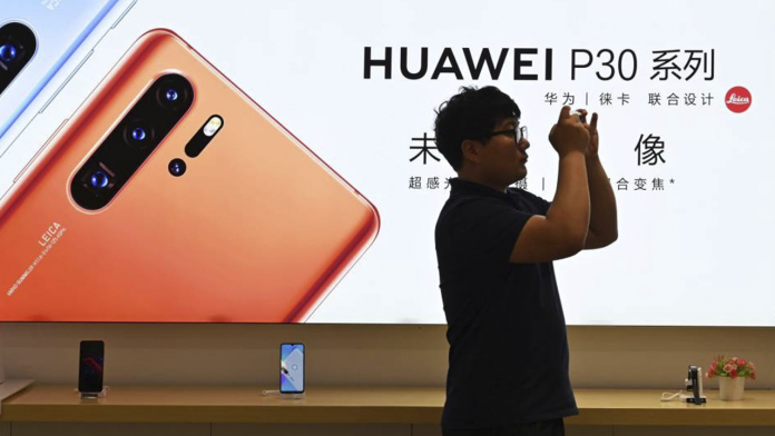 Chinos renuncian en masa a sus iPhones en favor a Huawei