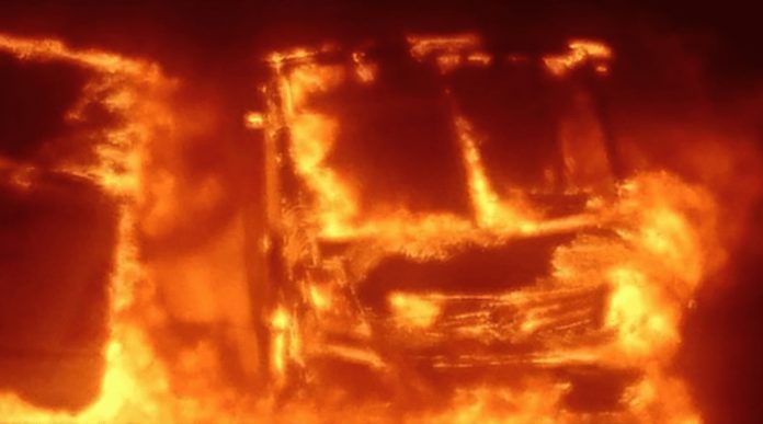 Videos: Así ardieron treinta camiones durante incendio en Querétaro