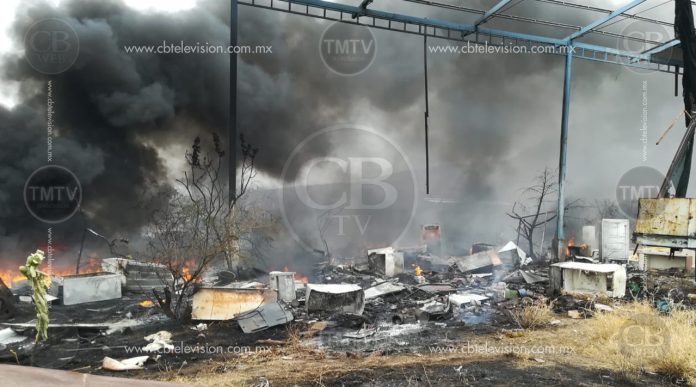 Incendio consume recicladora y maquinaria en Apatzingán