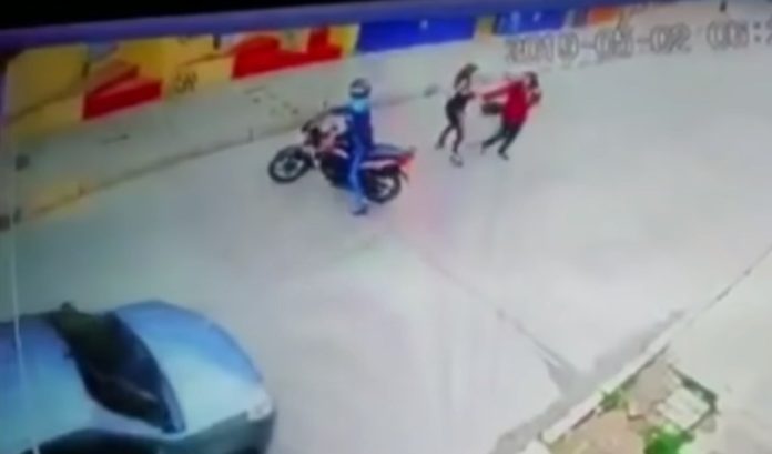 VIDEO: Atropella a ladrona que intentaba quitar el bolso a una mujer