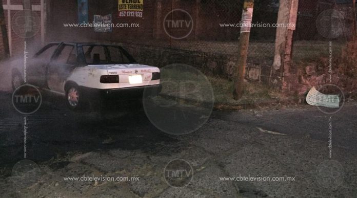 Abandonan un calcinado dentro de un taxi; le dejan narcomensaje