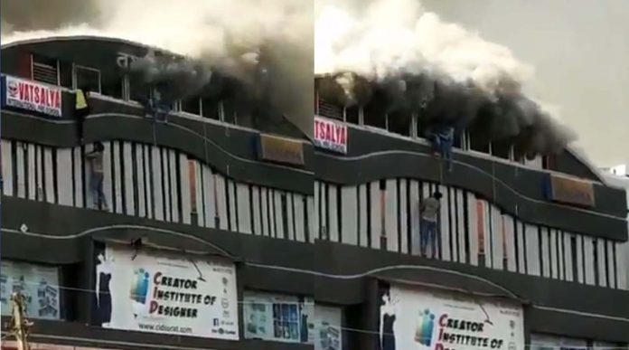 Video: Mueren 19 estudiantes al lanzarse de un edificio en llamas