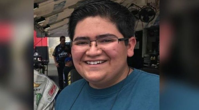 A tres días de graduarse, joven pierde la vida para salvar a sus compañeros de una masacre