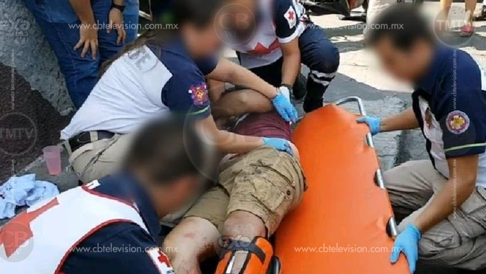 Camioneta choca contra motociclista y lo deja malherido