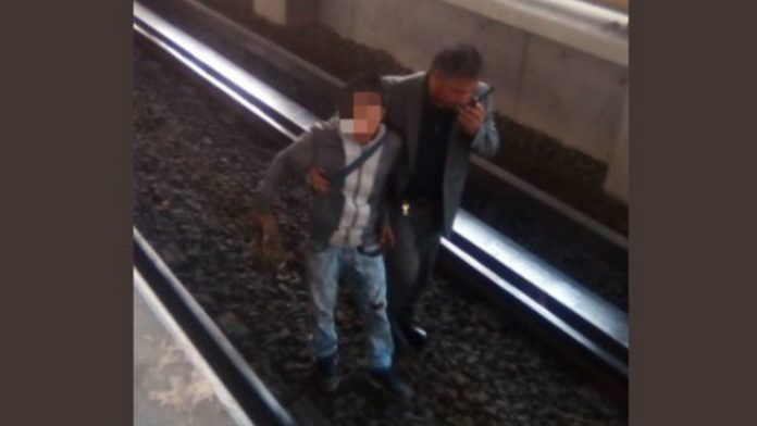 Por robar celular hombre cae a las vías del metro en CD.MX