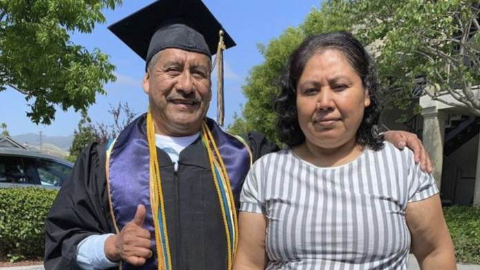 Mexicano de 58 años se gradúa con honores de la Universidad de California