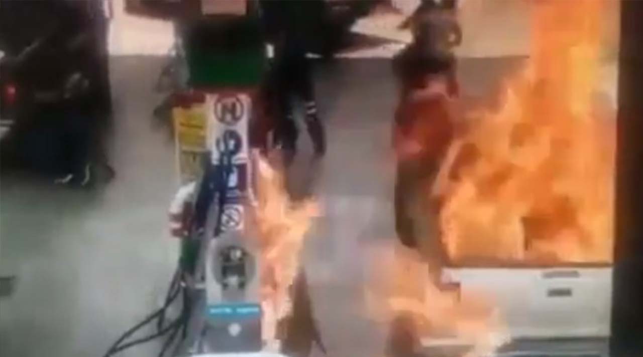 Video: Explosión en gasolinera deja heridos a padre e hija mientras cargaban combustible Video: Explosión en gasolinera deja heridos a padre e hija mientras cargaban combustible