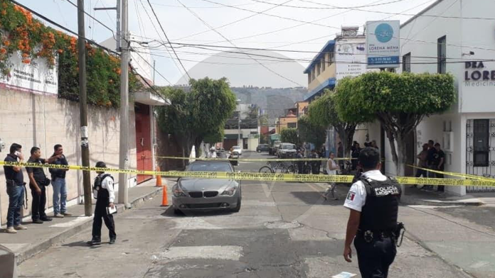 Motociclistas intentan asaltar a chofer de auto y le disparan en Morelia