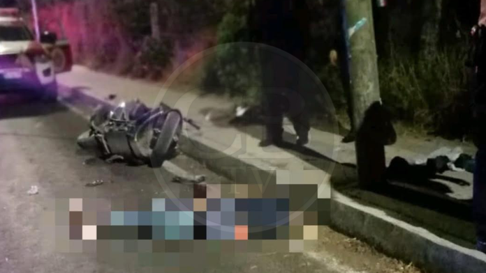 Jóvenes en moto chocan contra un poste; una muerta y un herido