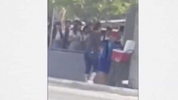 VIDEO: Mujer agrede a viejita y le tira su puesto de paletas