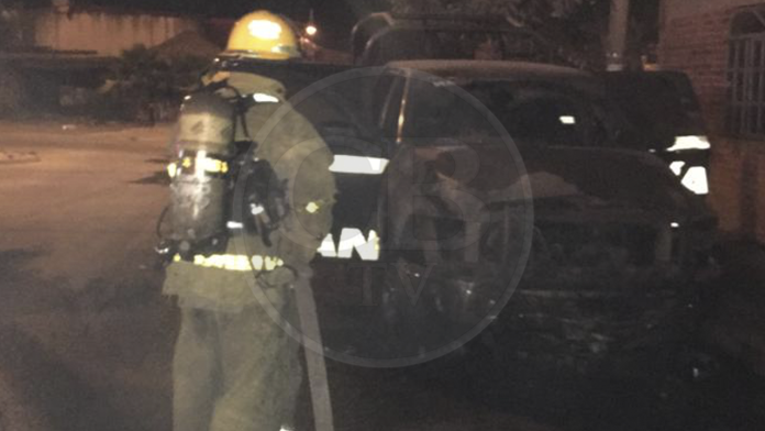 Desconocidos queman patrulla en Uruapan