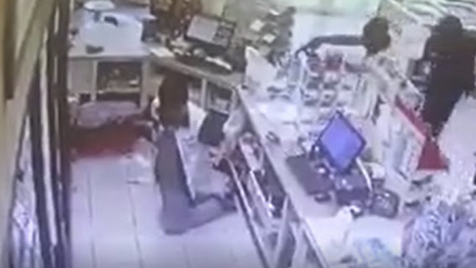 VIDEO (+18): Asaltantes asesinan a joven de 15 años que estaba trabajando