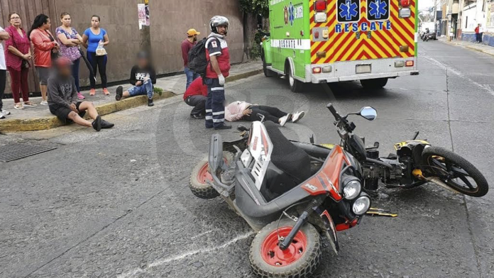 Tres lesionados por choque de dos motos en Zamora