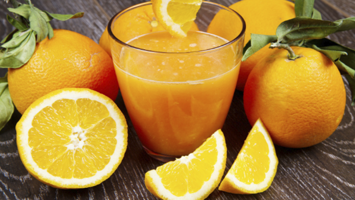 Jugo de naranja podría ser más dañino y letal que un refresco: estudio