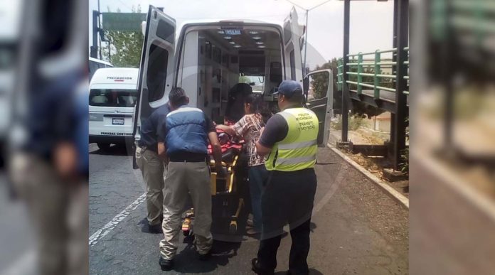 Niña se suelta de la mano de su madre, cae de un puente peatonal y la atropella un auto