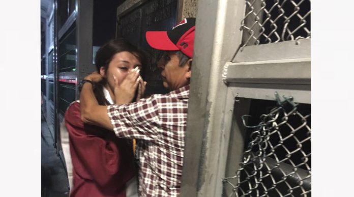 Video: Hija de hombre deportado va hasta la frontera para que su padre la vea graduada