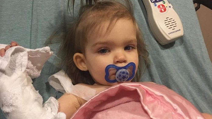 Mujer retira donación para una niña con cáncer al enterarse que tiene dos madres