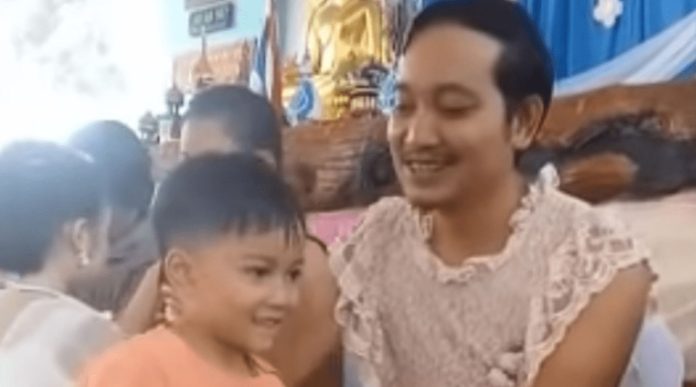 Por amor a sus hijos padre soltero se pone vestido para asistir a festival del día de las madres