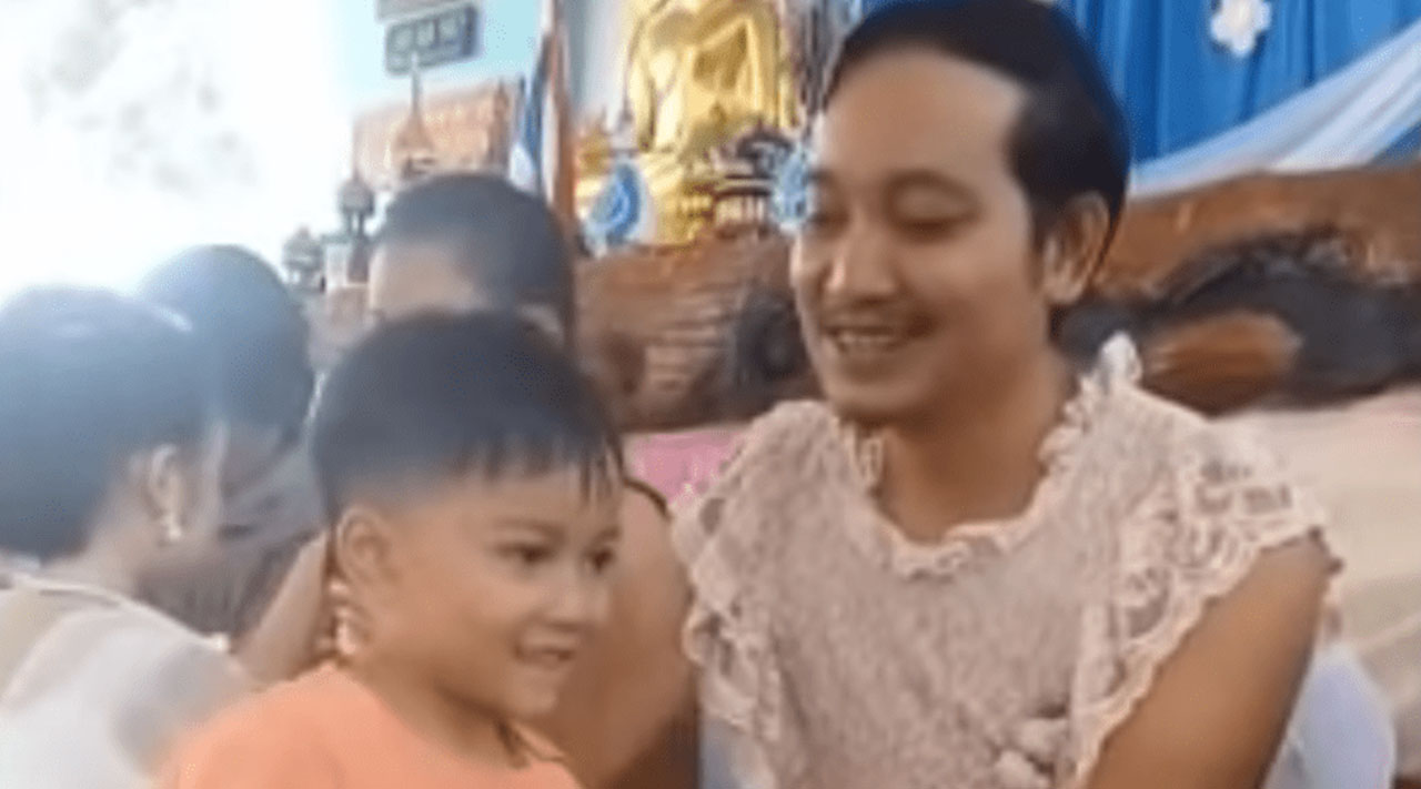 Por amor a sus hijos padre soltero se pone vestido para asistir a festival del día de las madres Por amor a sus hijos padre soltero se pone vestido para asistir a festival del día de las madres