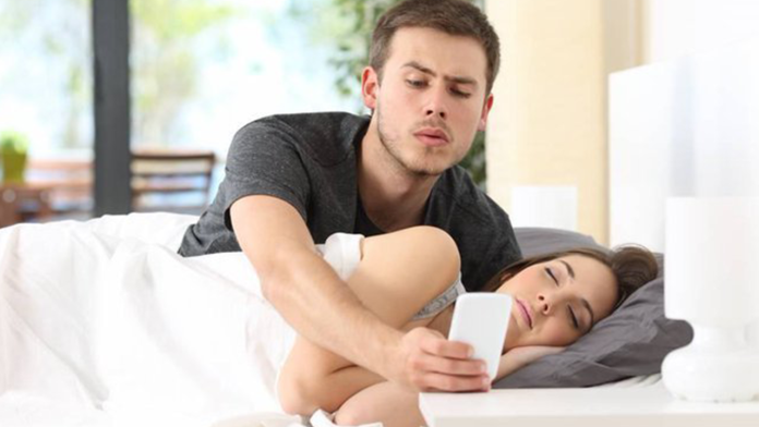 Tu pareja no puede revisar tu celular ni tu correo; la SCJN te respalda