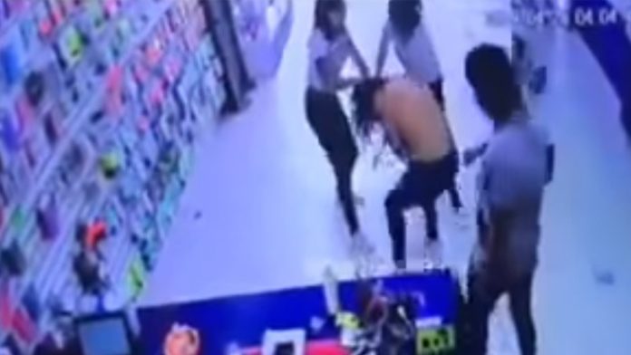 Video: Se desata violenta pelea entre mujeres y una casi termina desnuda