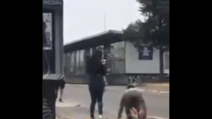 ¿Un acto de violencia? Captan a hombre caminando como perro al lado de su novia