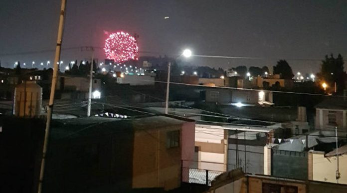 En medio de la contingencia ambiental feligreses de EdoMex queman pirotecnia para celebrar a su santo patrono