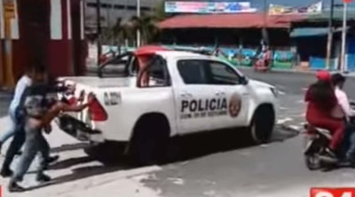 Víctima y ladrón se unen para empujar la patrulla que los trasladaba