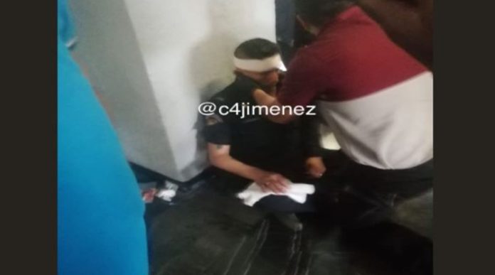 Grupo de hombres golpean brutalmente a un policía por ayudar a mujer que era acosada
