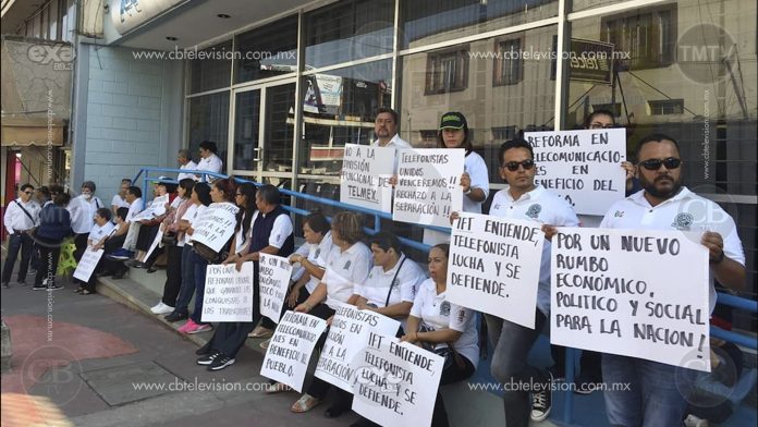 Trabajadores de TELMEX se manifiestan de manera pacífica en Zitácuaro