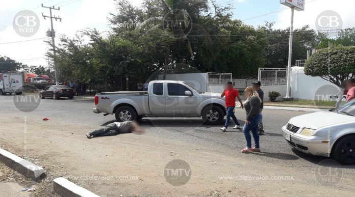 Hombre muere al caer de una camioneta en movimiento