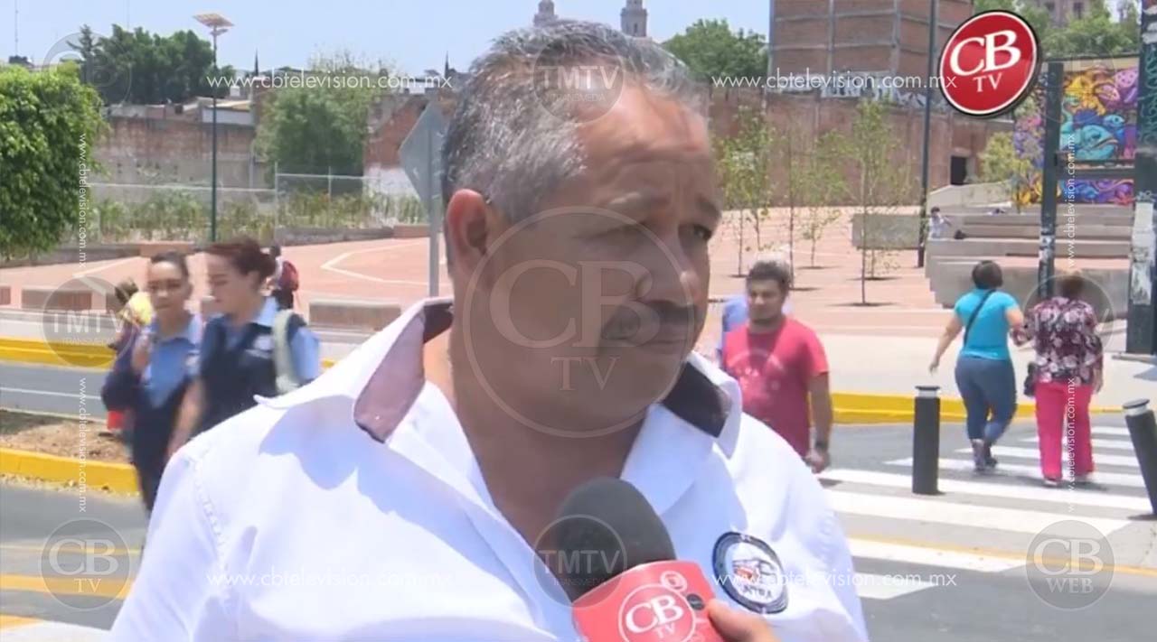No hay seguridad al usar el paso peatonal en Av. Héroes de Nocupétaro No hay seguridad al usar el paso peatonal en Av. Héroes de Nocupétaro
