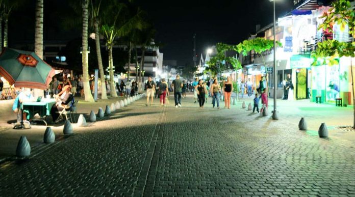Llena de sangre encuentra a niña de seis años en Puerto Vallarta