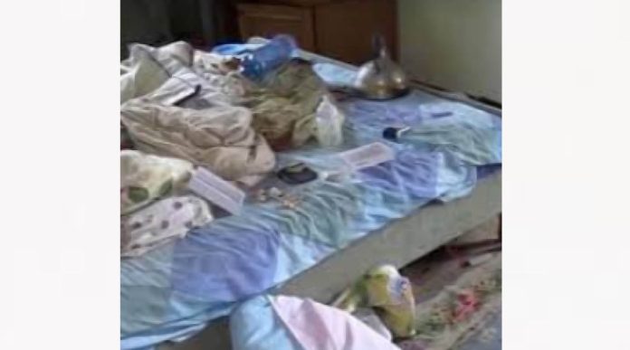 Niña de dos años estuvo nueve días encerrada con los cadáveres de sus padres