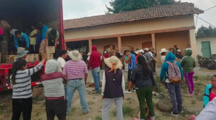 De aplaudirse: Camión sufre accidente, no hubo rapiña, pobladores ayudaron a acomodar la mercancía