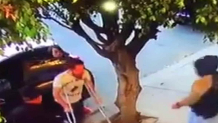 VIDEO: En segundos roban camioneta a hombre en muletas