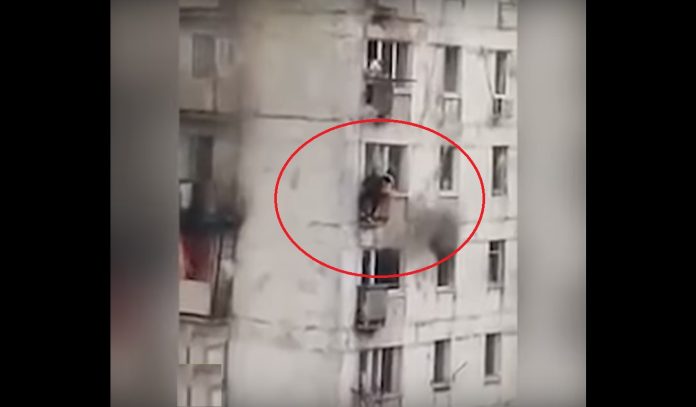 Video: Joven arriesga su vida para salvar a dos niñas de un incendio