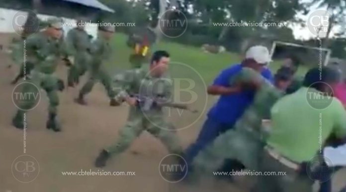 Pobladores intentan retener a militares; tras varios balazos desisten