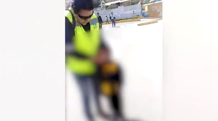 Video: Madre golpea a su hija hasta sacarle la sangre porque quería un helado